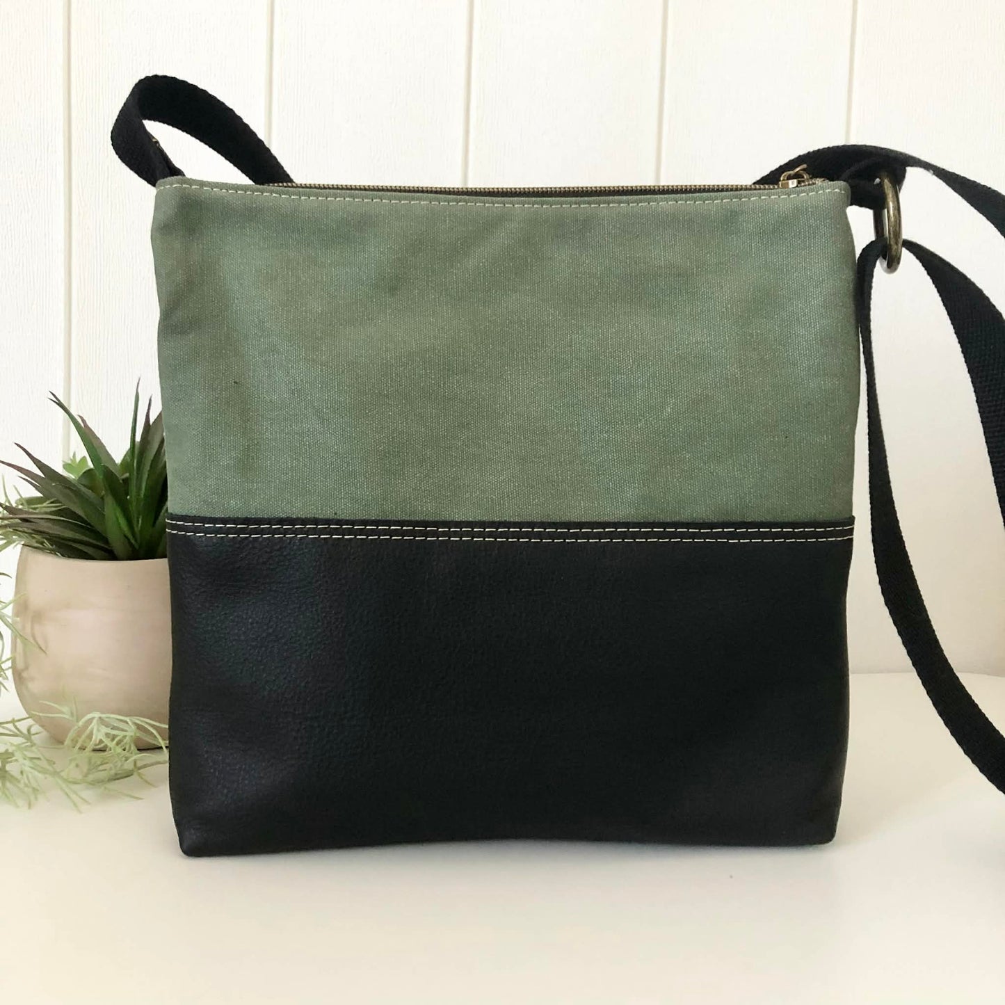 Zeri Zipper Bag in Black Leather and Bush Banksia