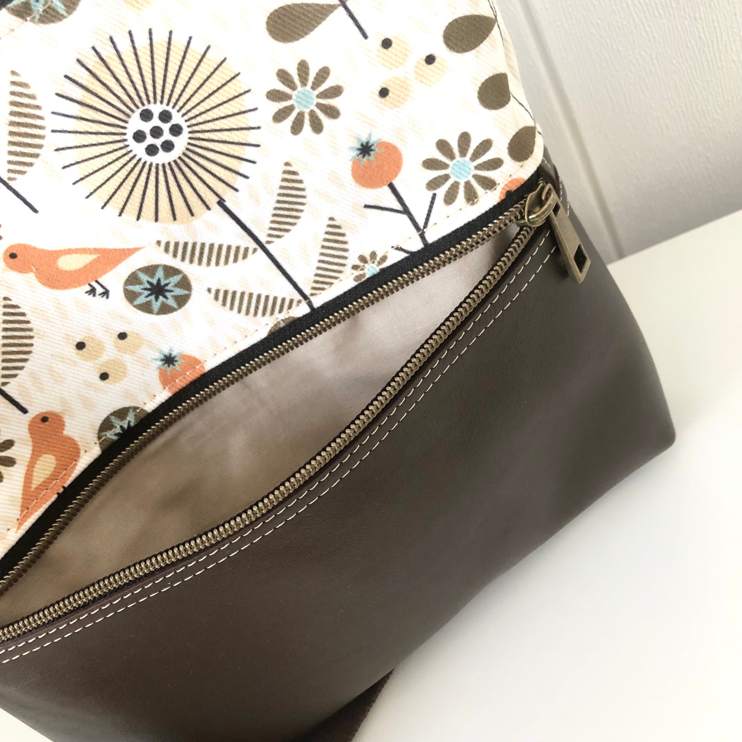 brown leather bag zipper pocket