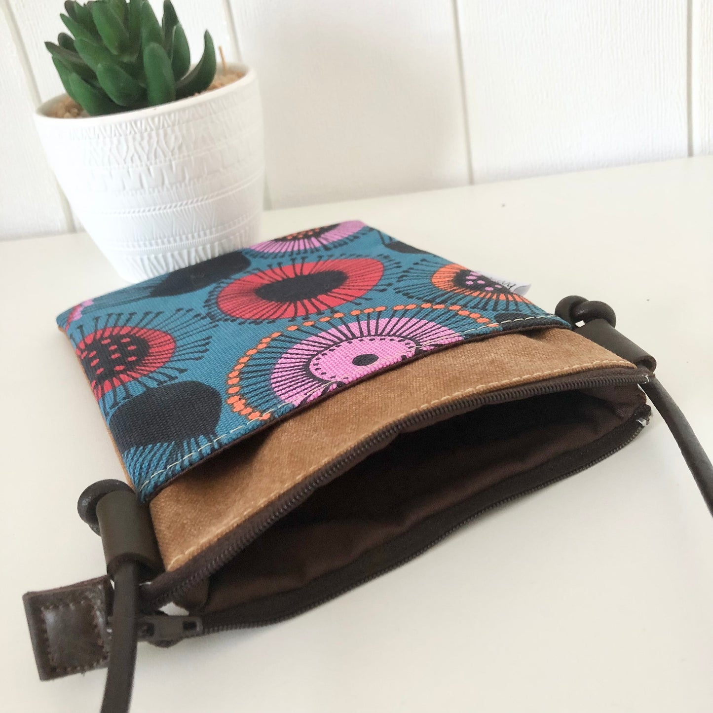 gum blossom phone sling inside view