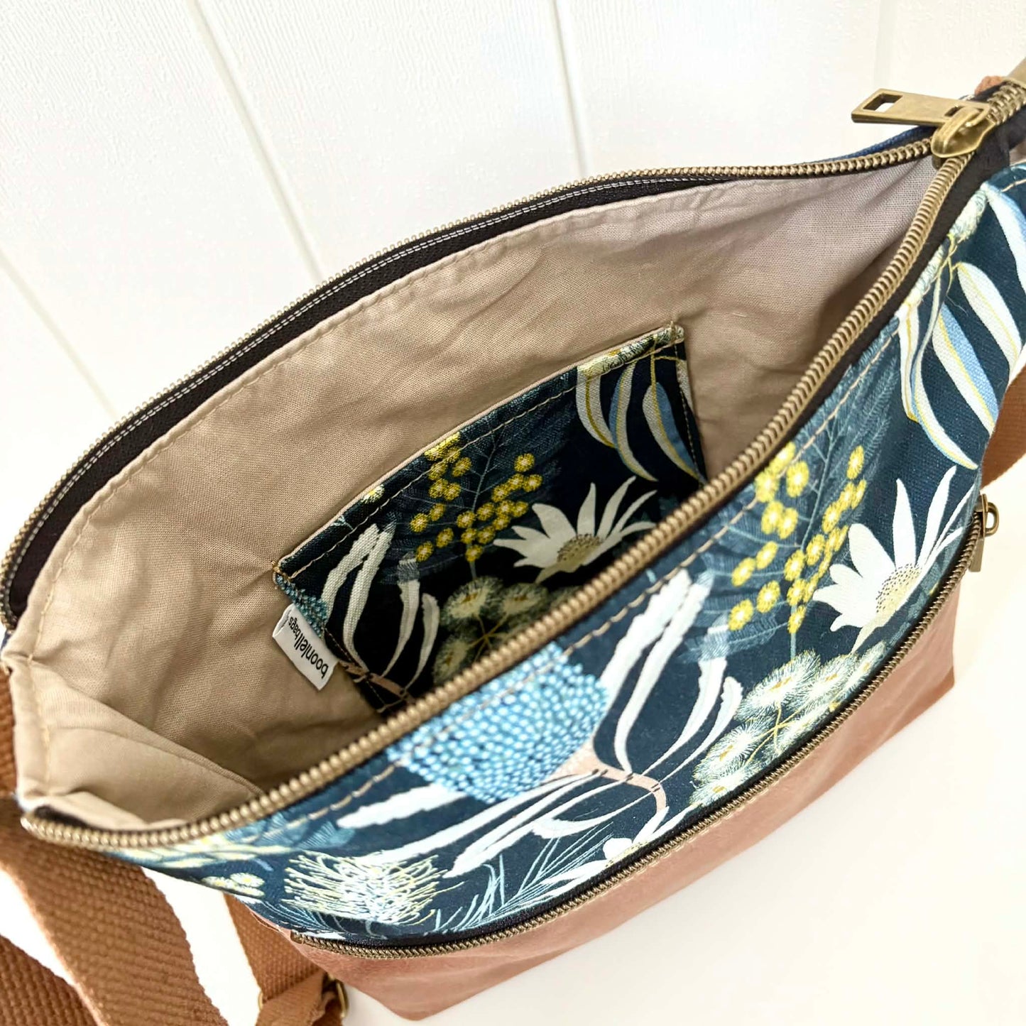 Zeri Zipper Bag in Tan Leather and Moonlight Flora