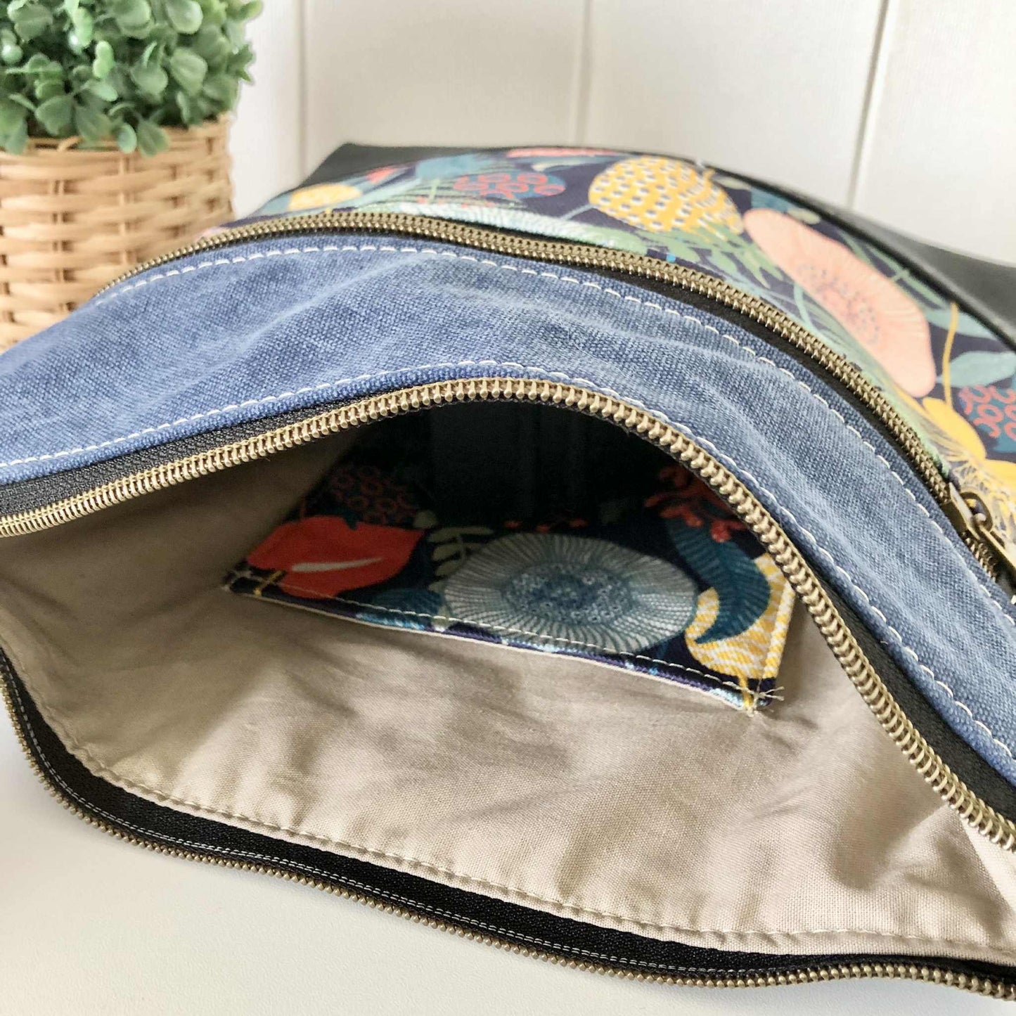 Acacia Zipper Bag in Leather, Blue Canvas and Retro Garden