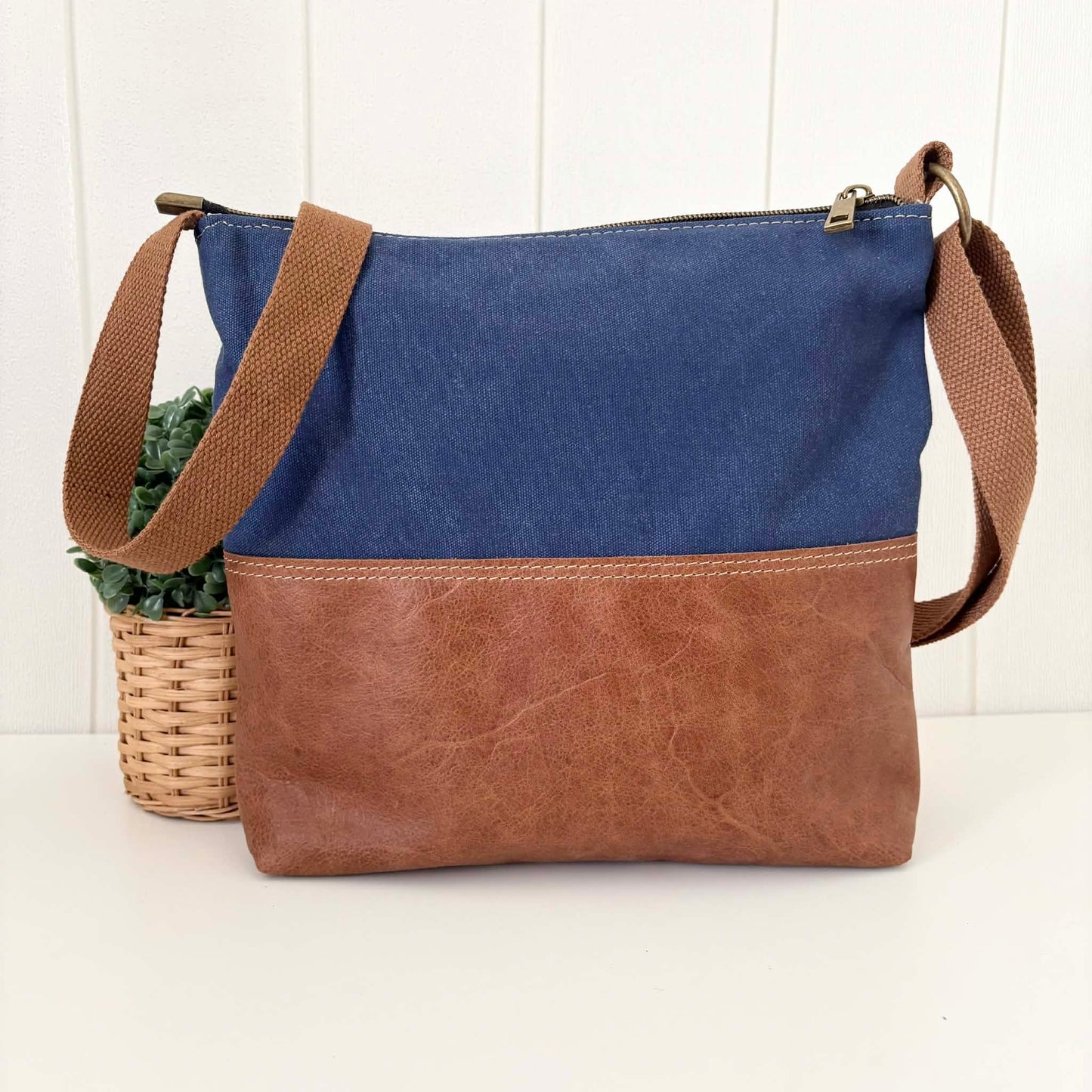 Zeri Zipper Bag in Tan Leather and Moonlight Flora