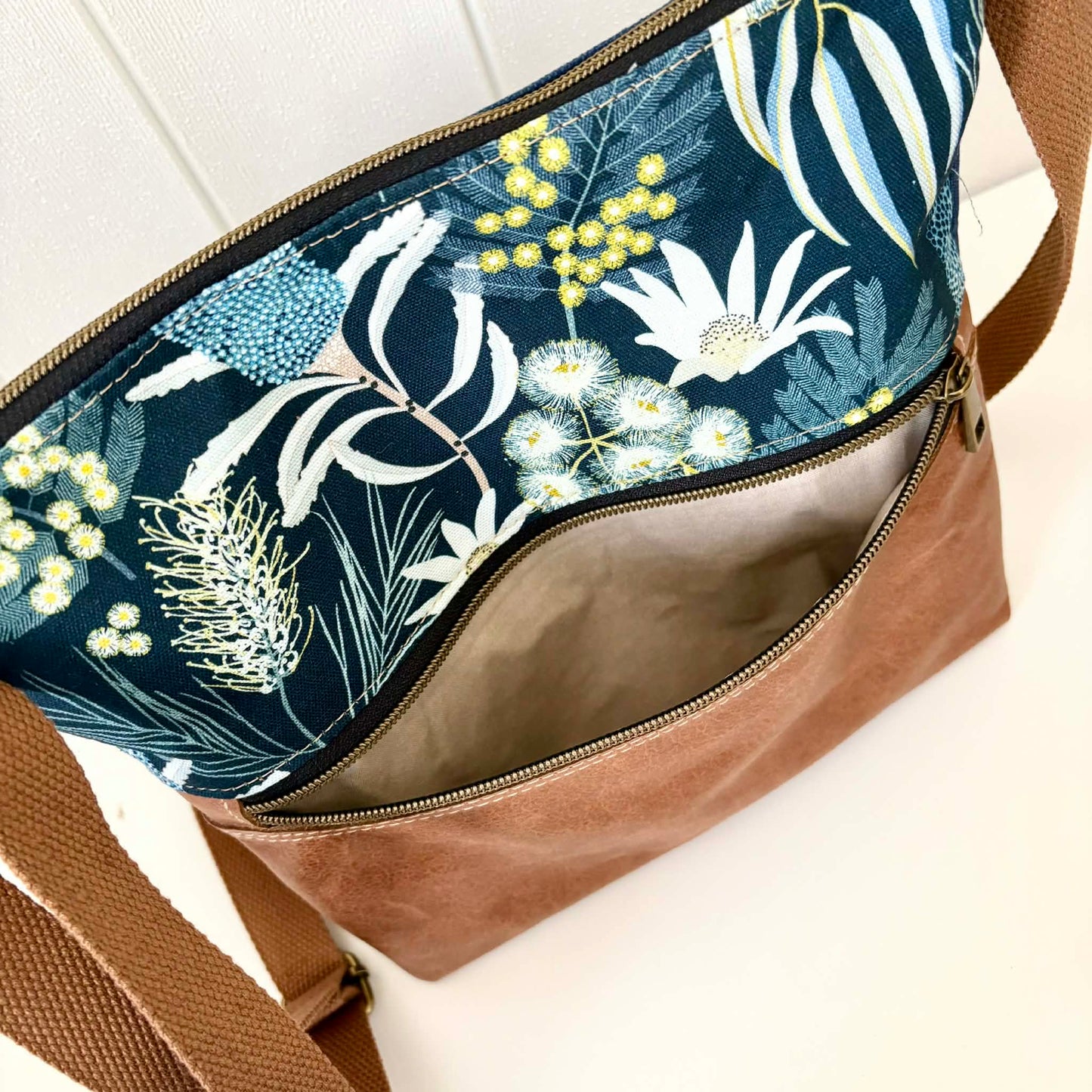 Zeri Zipper Bag in Tan Leather and Moonlight Flora