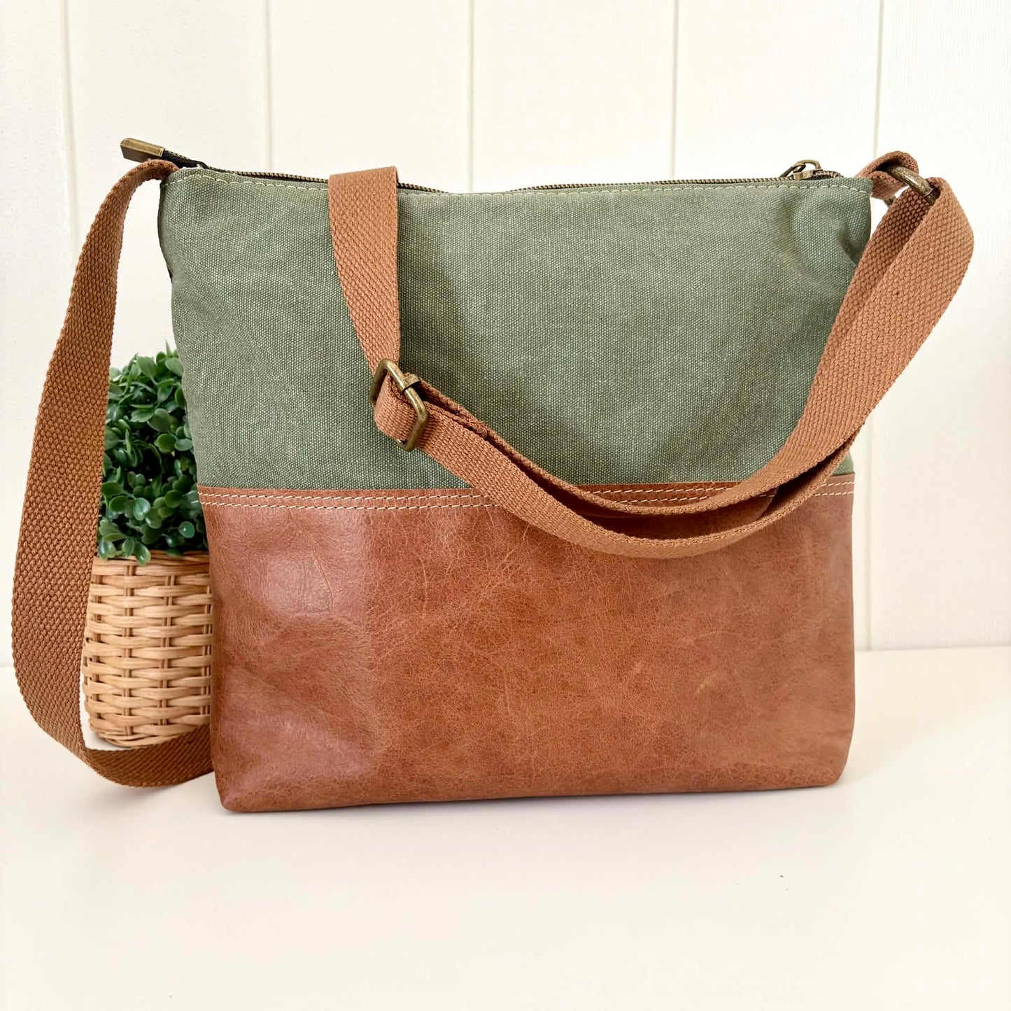 Zeri Zipper Bag in Tan Leather and Floral Wilderness