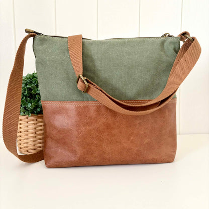 Zeri Zipper Bag in Tan Leather and Floral Wilderness