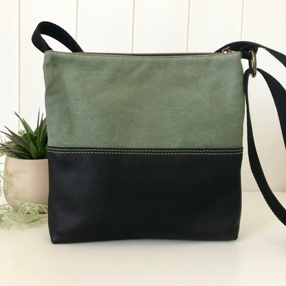 Zeri Zipper Bag in Black Leather and Bush Banksia