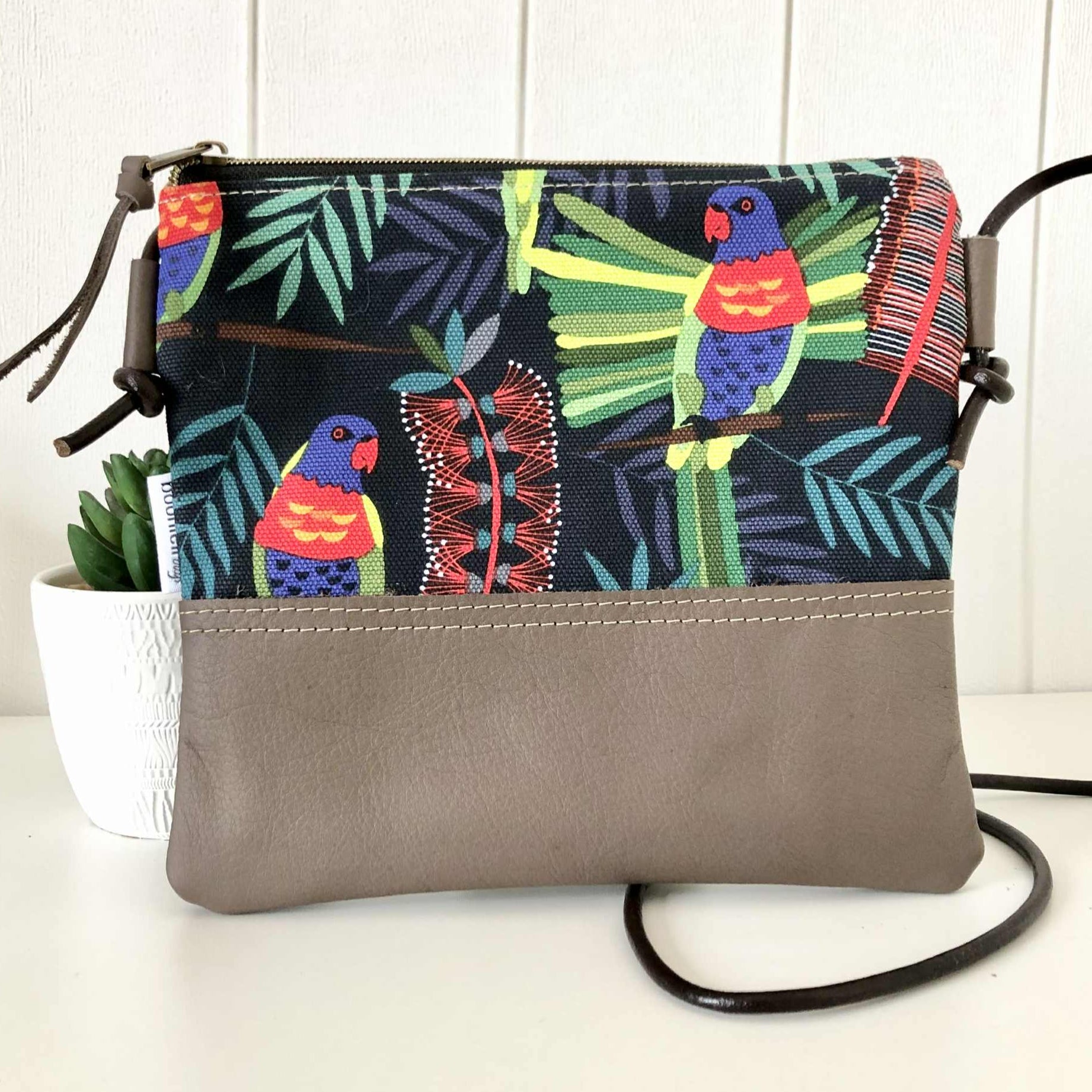 Handbag with parrot and leaf pattern 