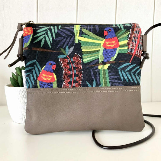 Handbag with parrot and leaf pattern 