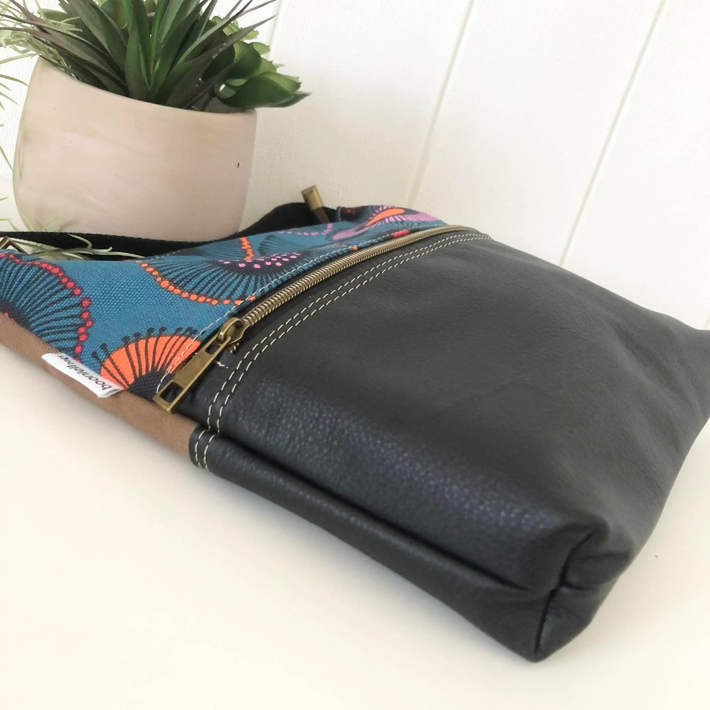 Zeri Zipper Bag in Black Leather and Teal Gum Blossom