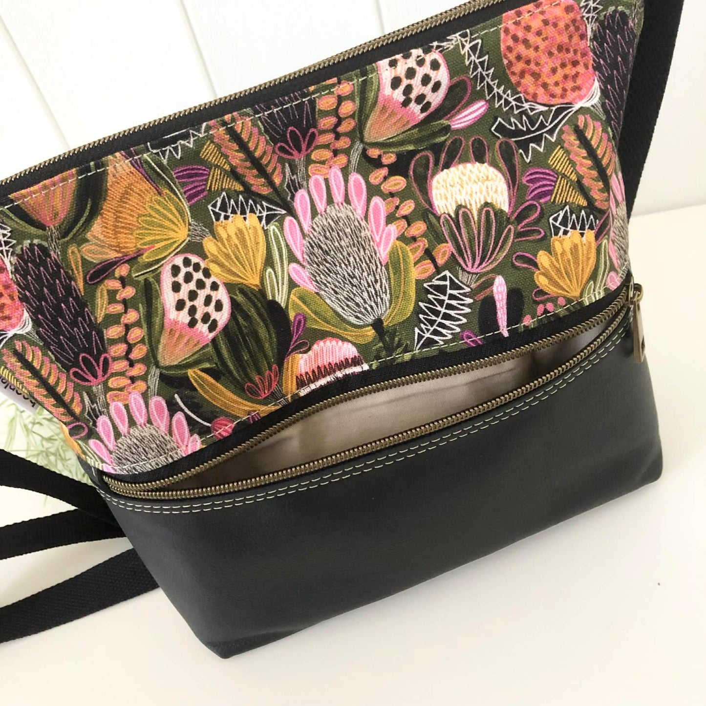Zeri Zipper Bag in Black Leather and Bush Banksia