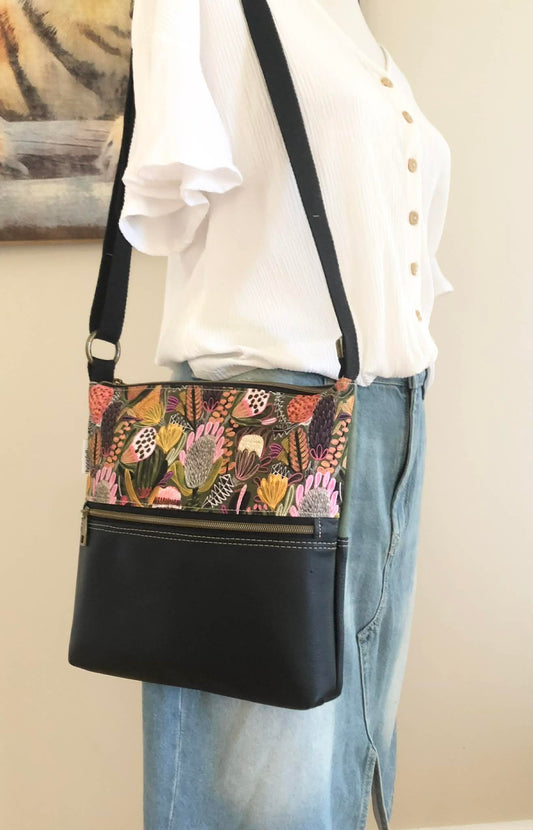 Zeri Zipper Bag in Black Leather and Bush Banksia