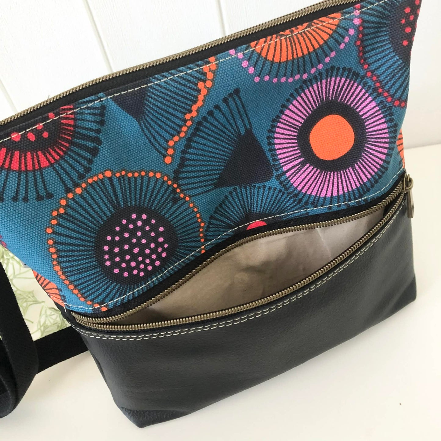 Zeri Zipper Bag in Black Leather and Teal Gum Blossom