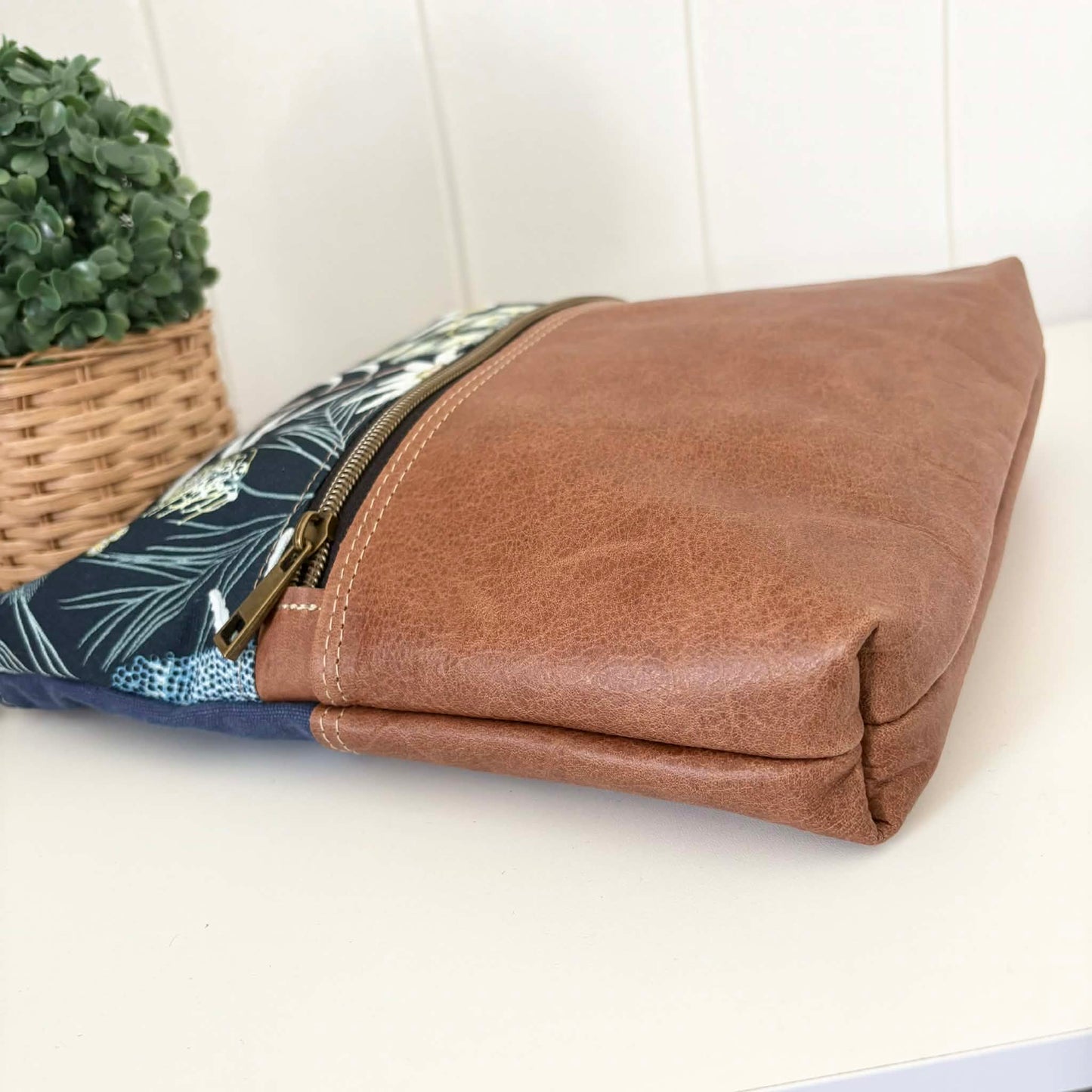 Zeri Zipper Bag in Tan Leather and Moonlight Flora