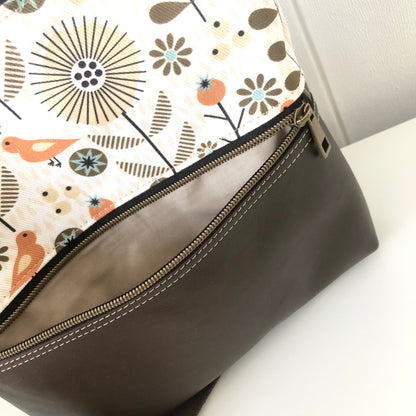 brown leather bag zipper pocket