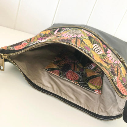 Zeri Zipper Bag in Black Leather and Bush Banksia