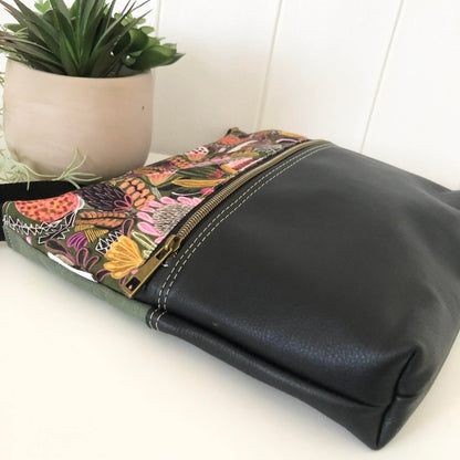 Zeri Zipper Bag in Black Leather and Bush Banksia