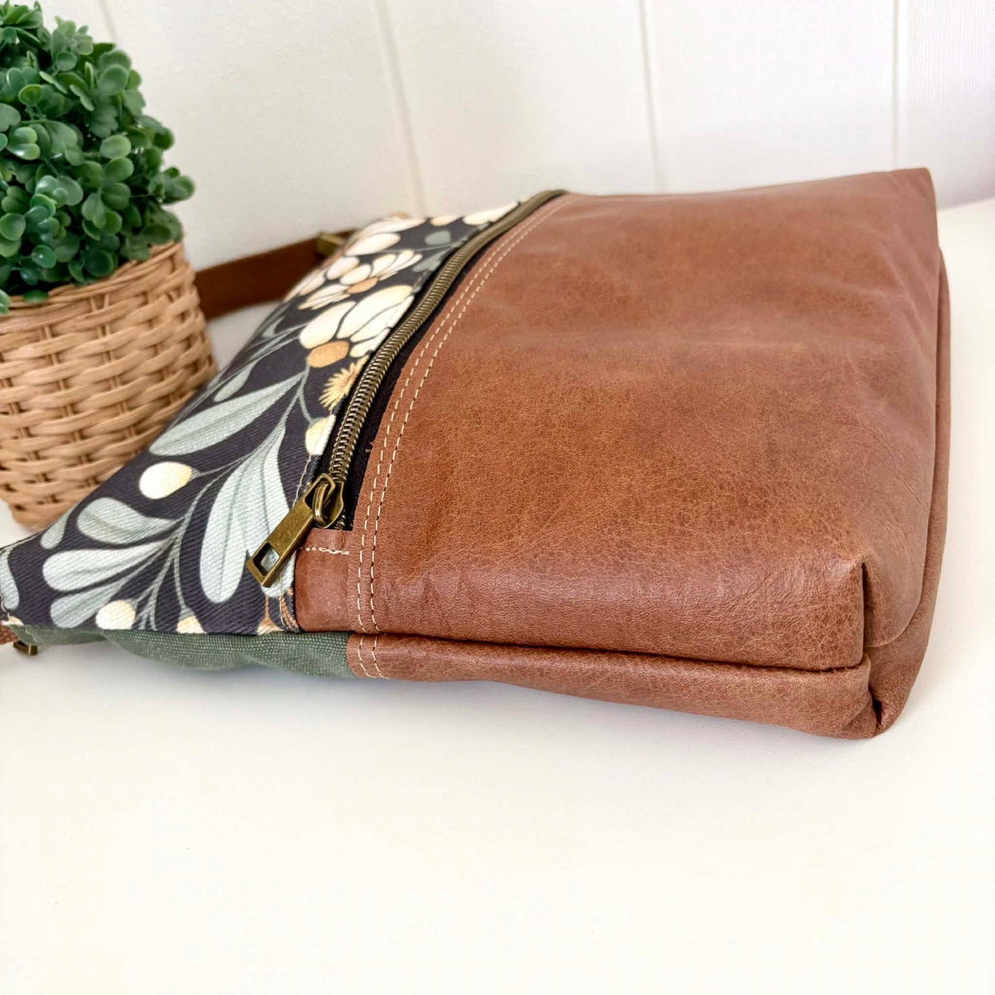 Zeri Zipper Bag in Tan Leather and Floral Wilderness