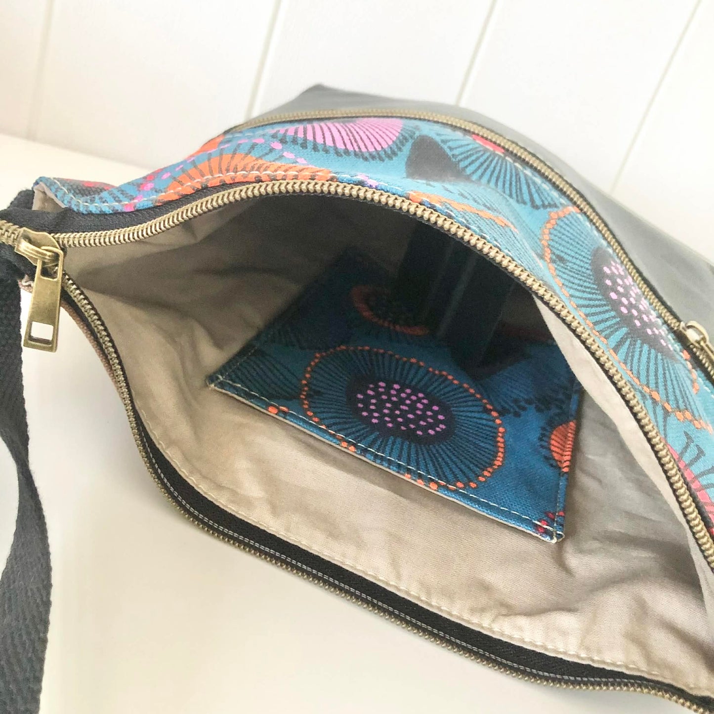 Zeri Zipper Bag in Black Leather and Teal Gum Blossom